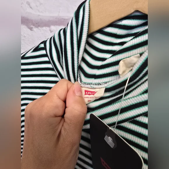 MWat Levi's Dreamy Turtleneck Crop Top Size 3X - Picture 3 of 5